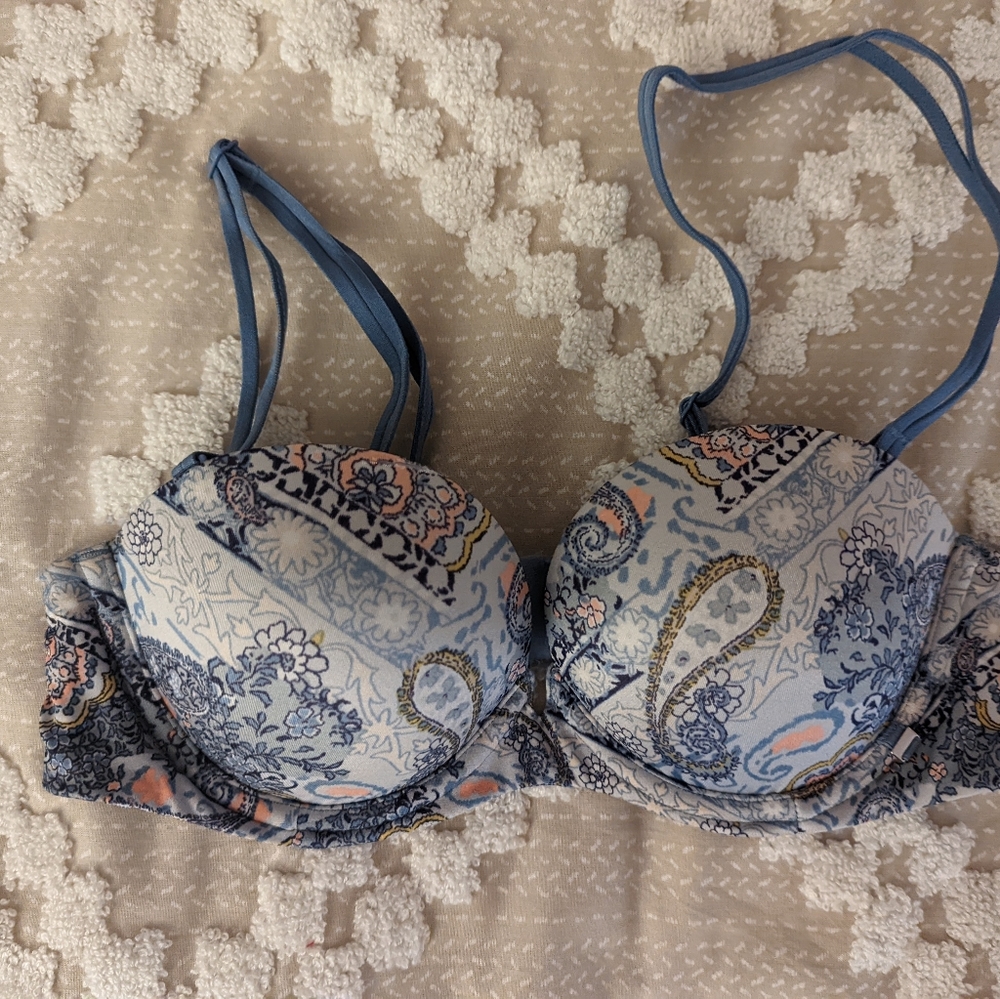 Strapless Victoria Secrets bra in 32B